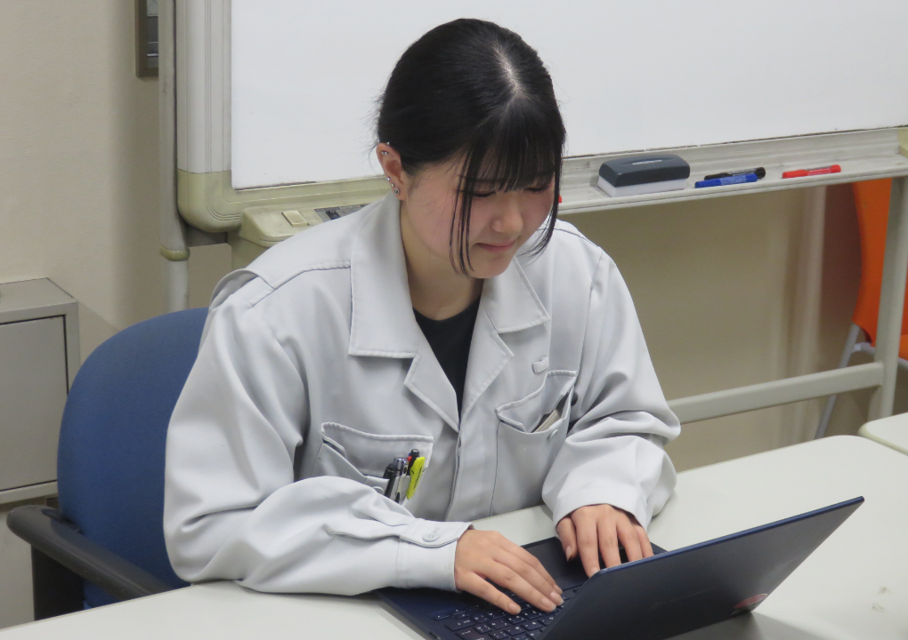 品質管理 N.I 入社3年目 高等学校 情報ビジネス系列卒